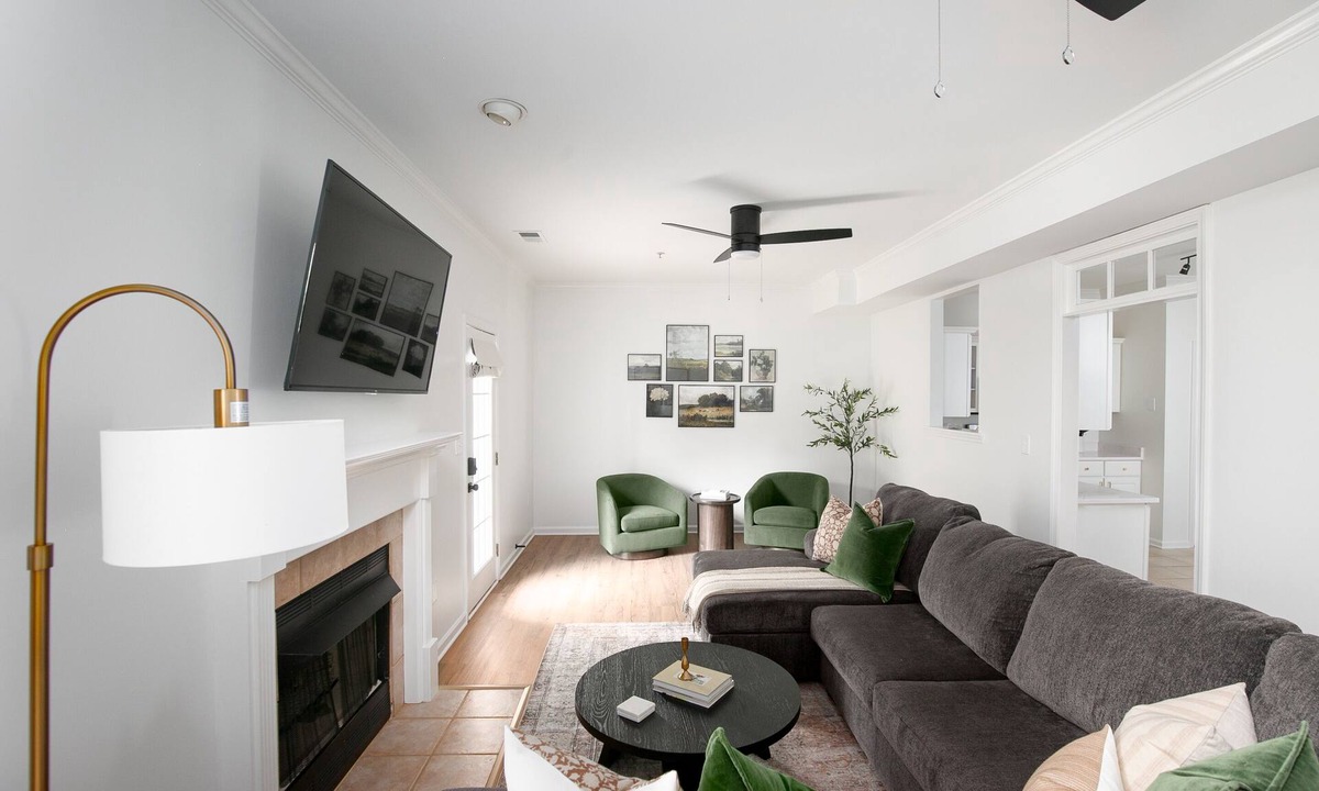 Alabaster House | 1.5 miles to shops & interstate! Family friendly modern townhouse.