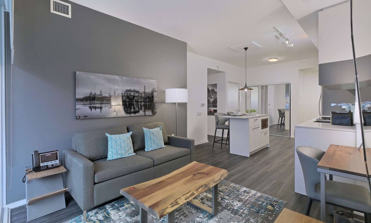 Bay Street Corridor Apartment | 1 Bedroom/1 Bathroom Suite