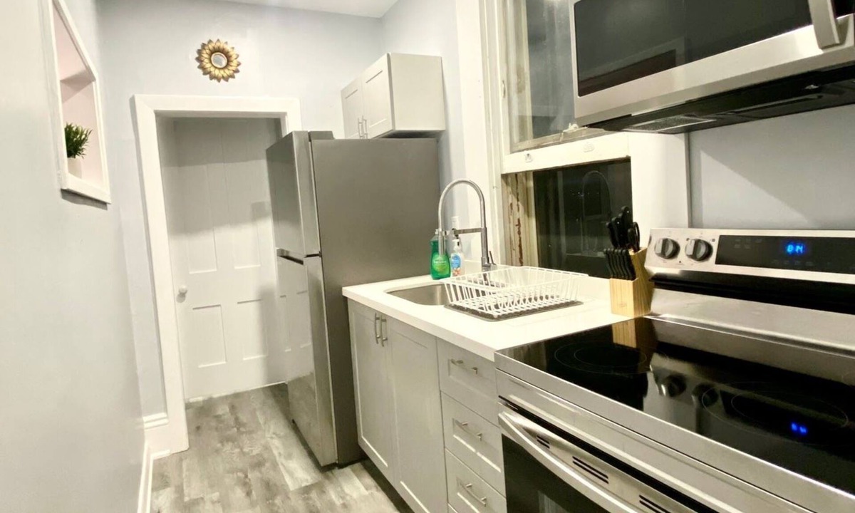 Barrie Apartment | 1 Bedroom Unit in Victorian Home in Barrie