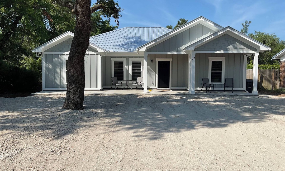Parker House | 1 block from private bay beach, boat dock with slips, Paddle boards/kayaks, New!
