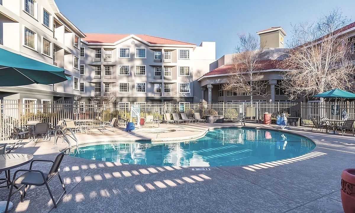 Woodlands Village House | 1 Non-smoking King Bed Room at La Quinta Inn by Wyndham Flagstaff