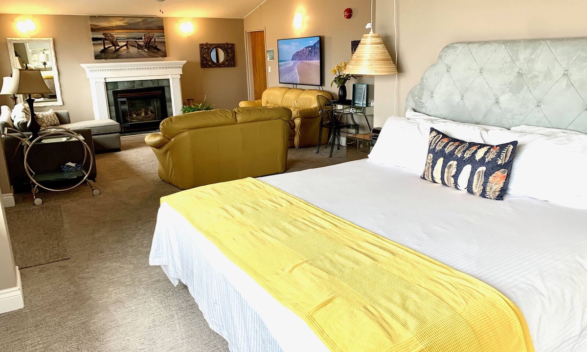 Port Elgin Hotel | 103 -Presidential Suite-Lake View 1 King+SOFA