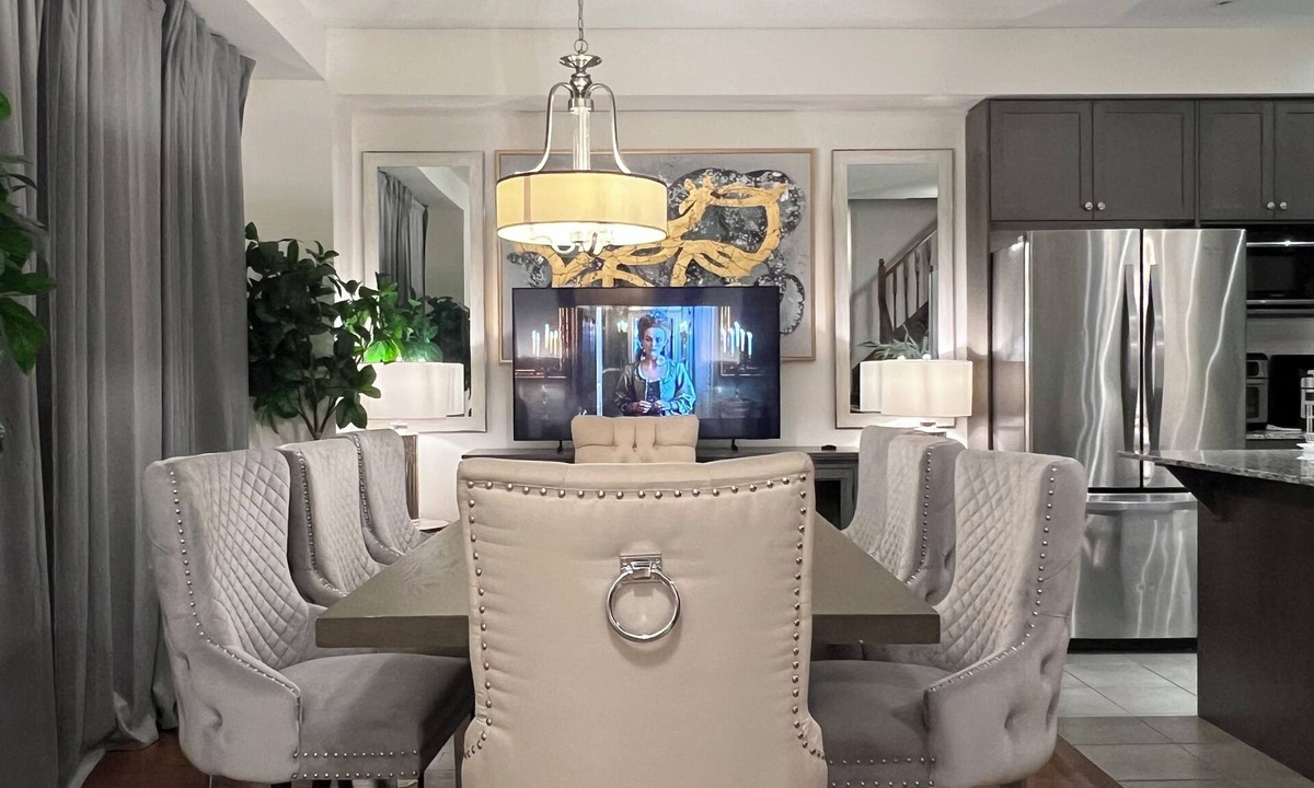 Vaughan House | 11 Beds - Kleinburg Crown Town Residences