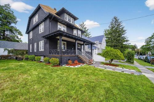 New Rochelle House | 14 Guest, 9 Bed, Family Getaway- 30 min from NYC