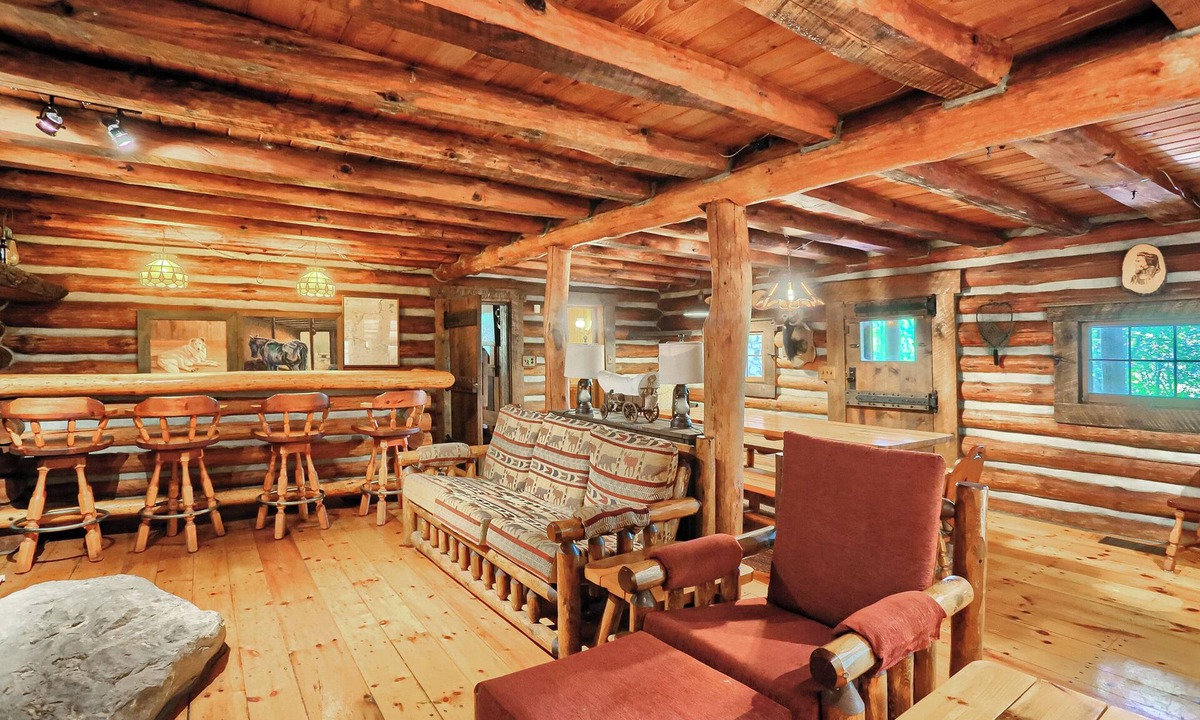Clarion Cabin | 15% off Spring Special - Log Home -WiFi-Pet Friendly-Pavilion