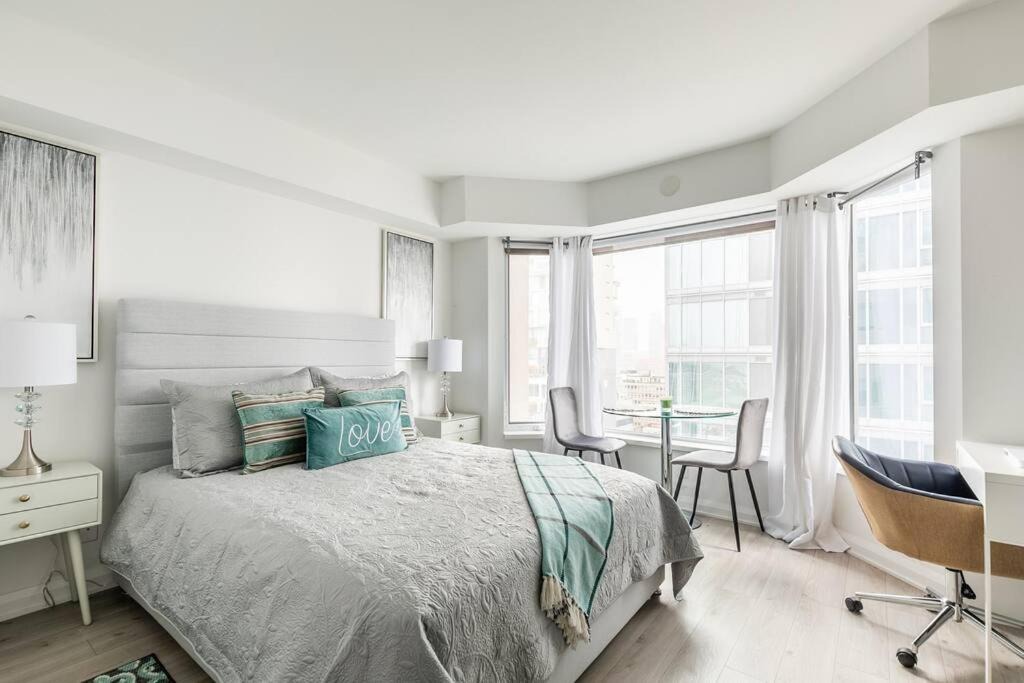 Bloor-Yorkville Apartment | 155 Modern Studio in Yorkville