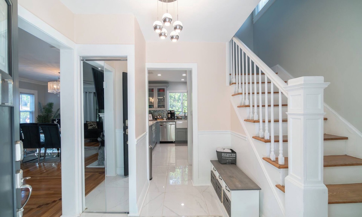 Baldwin House | 17 Mins from UBS Arena/Hot tub/Game Room/King Bed