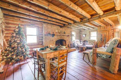 Paris House | 1800s Romantic Cabin! Fireplace + 3 Jacuzzi Tubs
