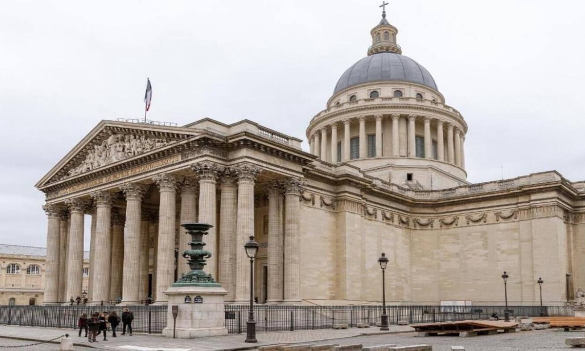 5th Arrondissement Villa | 18TH CENTURY HOUSE IN THE HEART OF OLD PARIS WITH GARDEN AND POOL