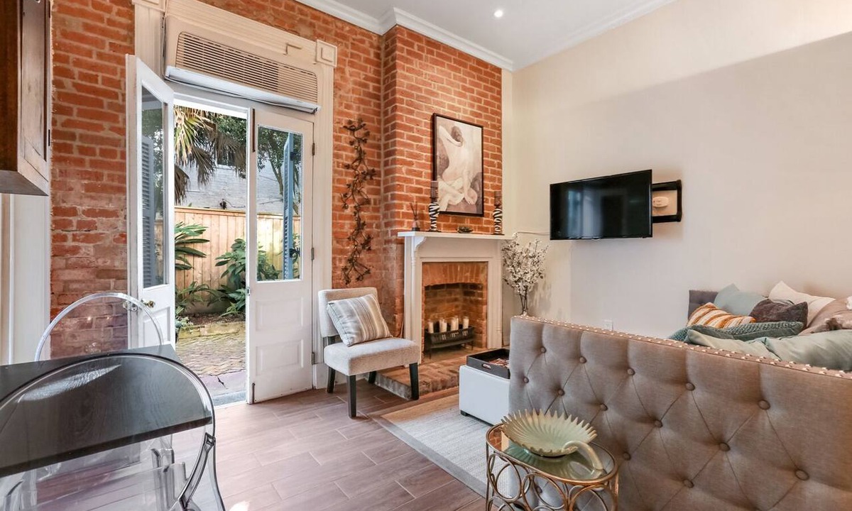 Faubourg Marigny Condo | 1BR 1BA Condo w/pool near Bourbon St - 3 min walk