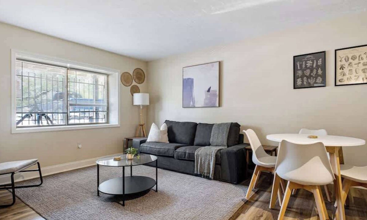 East Liberty Apartment | 1BR King East Liberty Apt | Parking