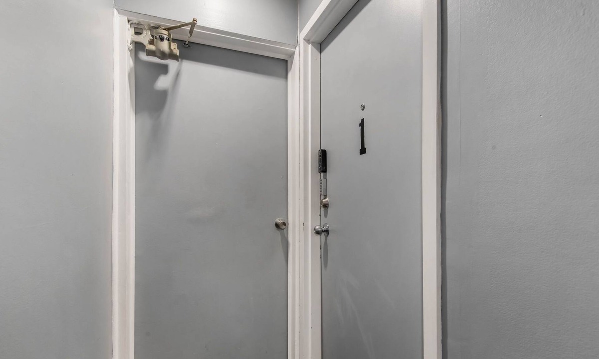 The Beaches Apartment | 2 Bed + Walk to Beach + Work Desk + TTC + Parking