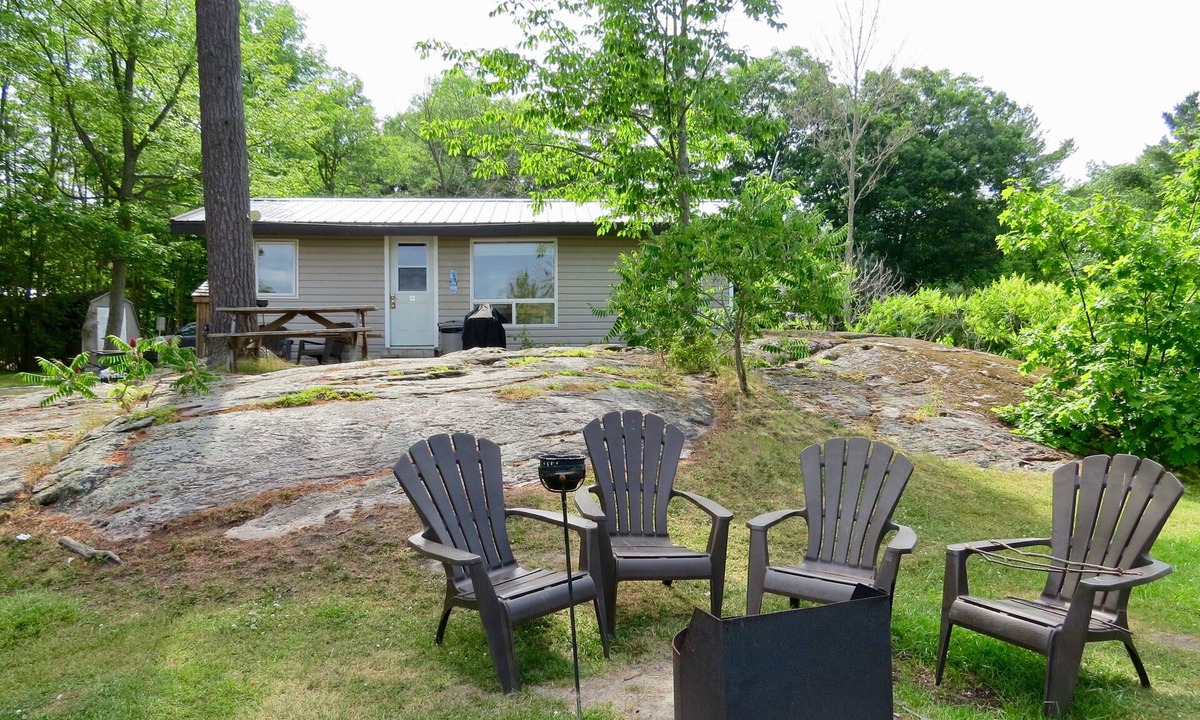Port Severn Cottage | 2 BEDRM WATERFRONT COTTAGE, CANOE, KAYAKS, WIFI
