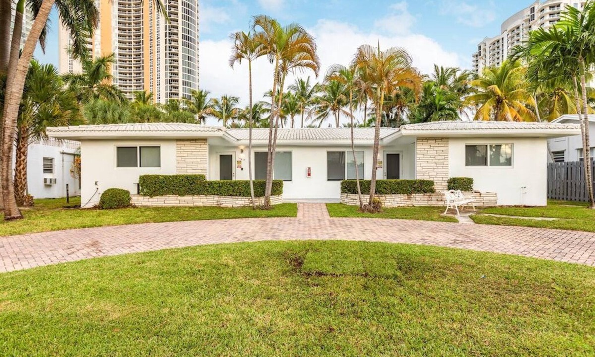 Sunny Isles Beach Ski Chalet | 2 Bedroom 2 Bath Beach 1 min Walk 8 People Keyless Flexible Check in