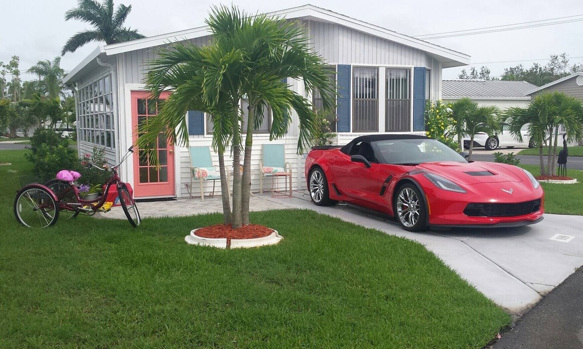 Biggar House | 2 BEDROOM AND 1- 1/2 BATHS BUNGALOW LOCATED IN PALMETTTO PALMS