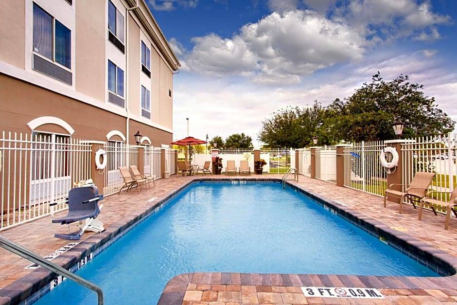 Lake Wales Hotel | 2-Star Hotel ∙ Holiday Inn Express Lake Wales North-Winter Haven, an IHG Hotel