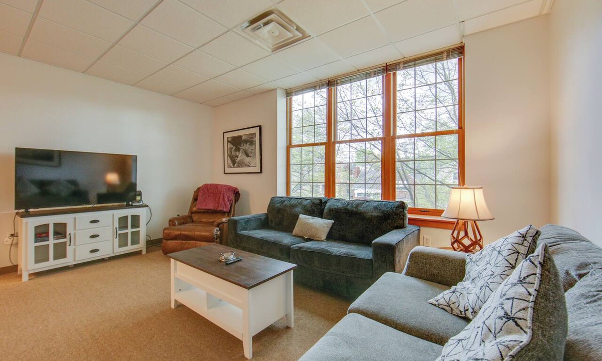 New Kensington Apartment | 20 Mi to Dtwn Pittsburgh: Pet-Friendly Apartment