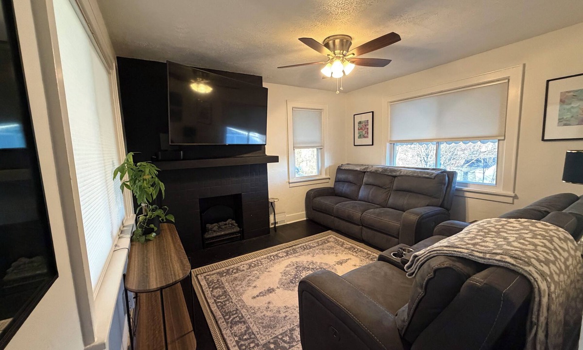 South Hills House | 2026 NFL Draft - Pittsburgh 2BR Home Conveniently Located - 4 miles to Stadium