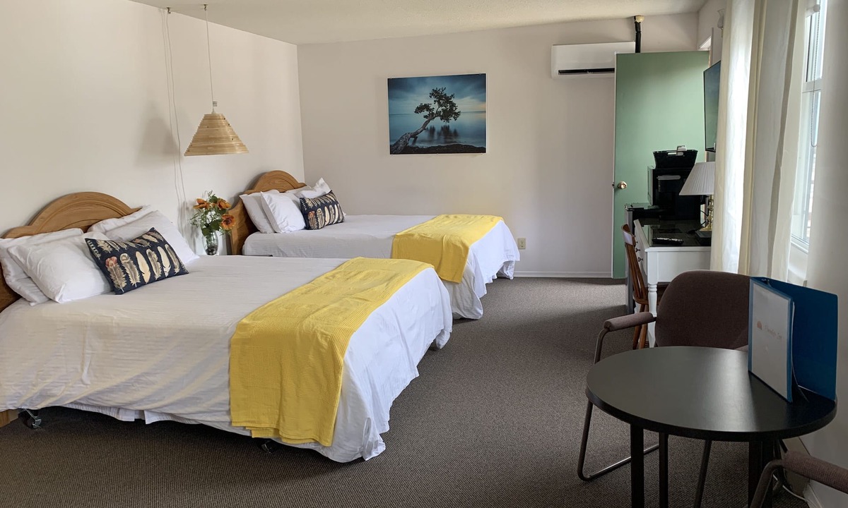 Port Elgin Hotel | 204 - Executive Rm Partial Lake View-Balcony 2 Queen