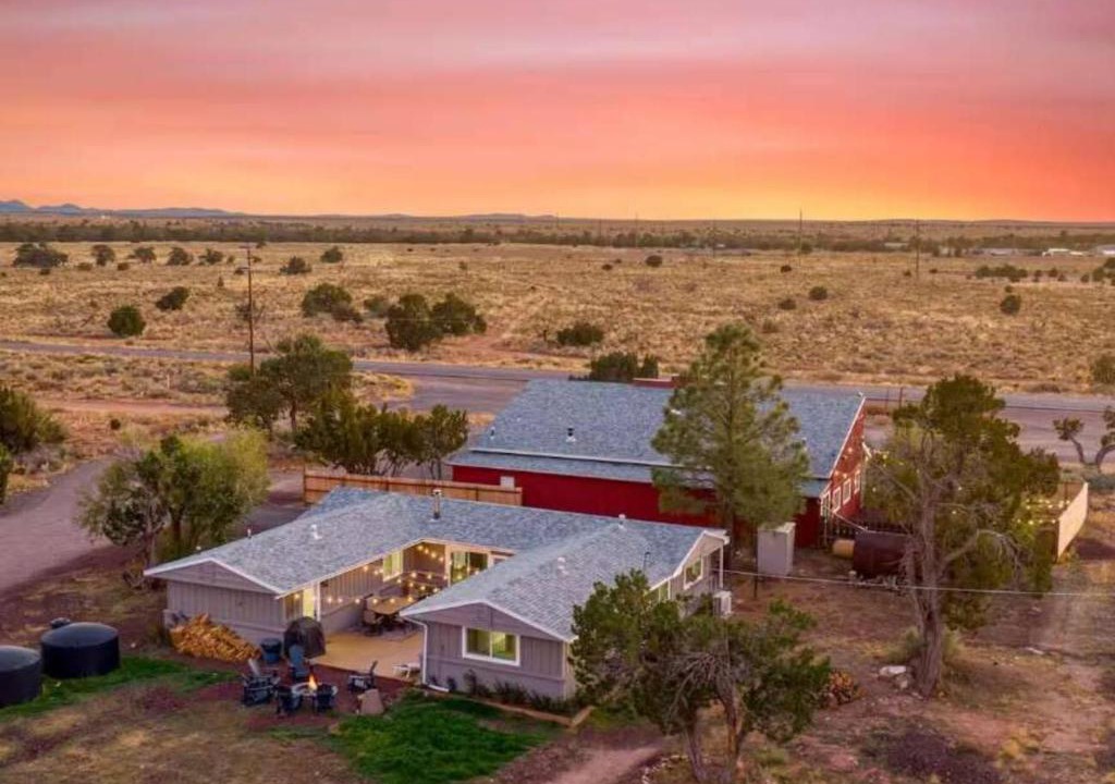 Valle House | 25 Min to Grand Canyon Shuffleboard Fire Pit