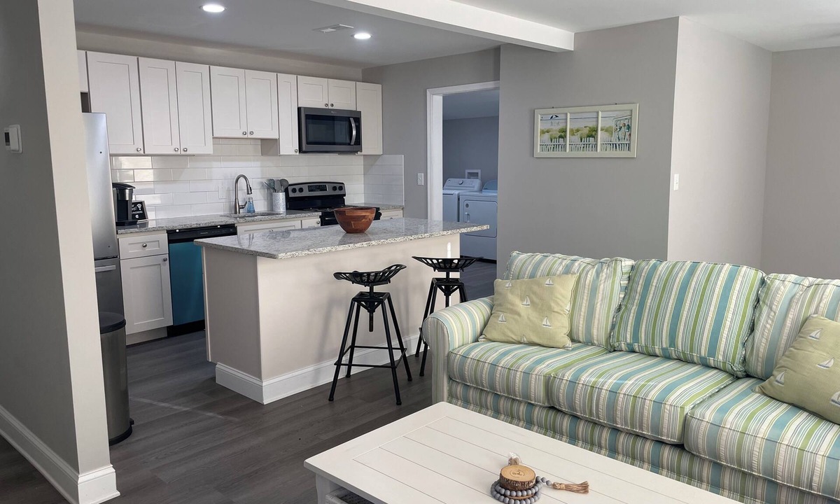 New Castle House | 3-bedroom 2 BA Coastal Ranch house New Castle with long driveway