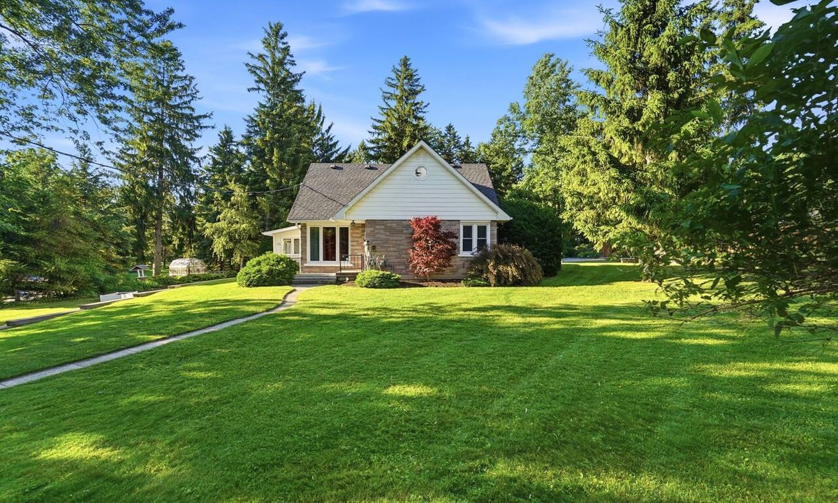 Elmira House | 3-bedroom estate in beautiful Elmira with air conditioning
