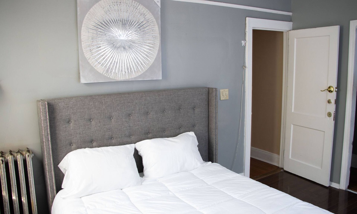 Queens House | 3 bedroom House-Full Kitchen & Bathroom, Livingroom & Dining Room