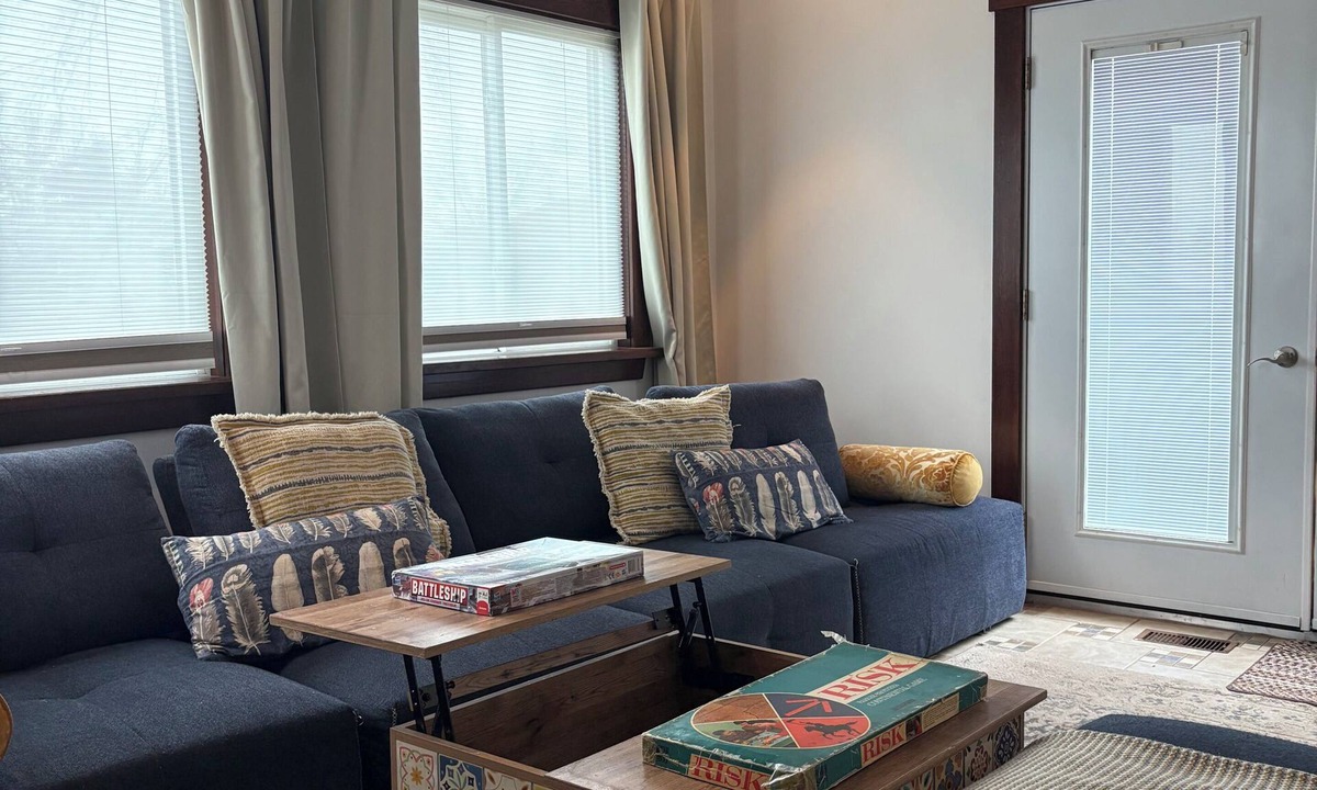 Port Colborne House | 3-bedroom house in charming Port Colborne with view of ships!