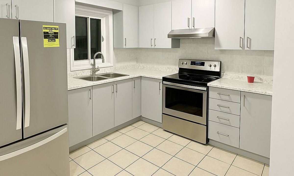 Bramalea House | 3-bedroom house in charming Brampton with WiFi, AC. Start your getaway