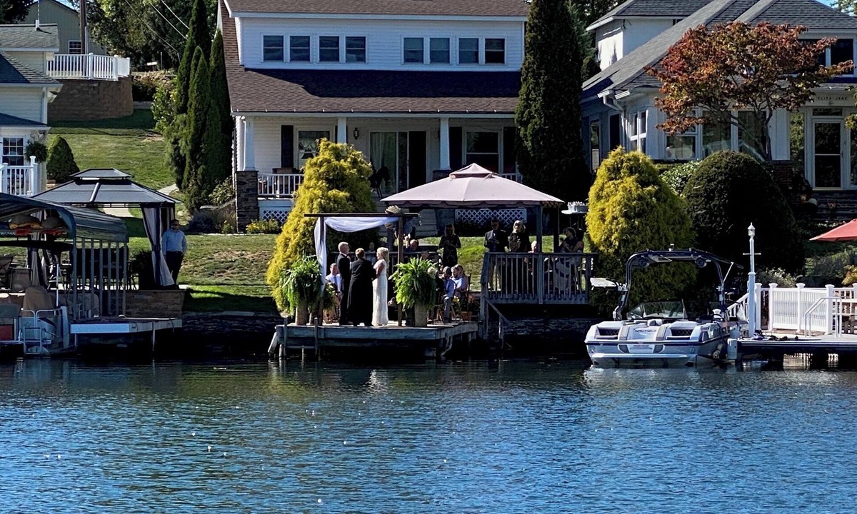 Center Moreland House | 3 bedroom lake front property, private dock/deck on beautiful Lake Winola.