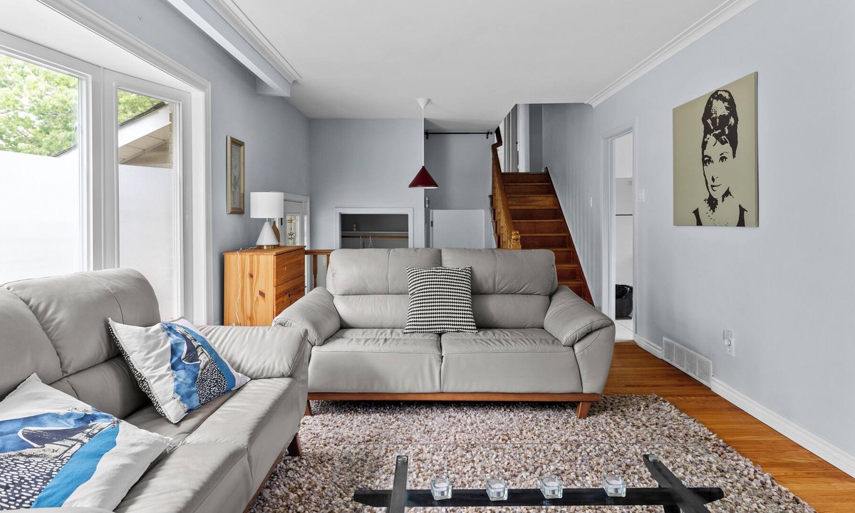 Clarkson-Lorne Park House | 3 BR House in Picturesque Neighbourhood