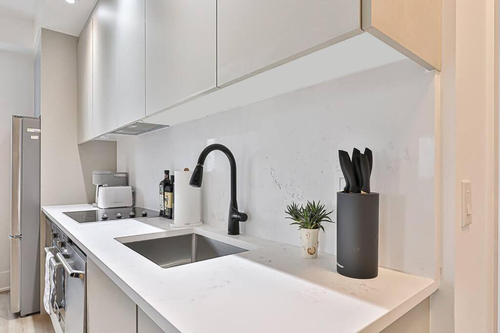 Toronto Entertainment District Apartment | 3 BR w/parking Downtown Toronto
