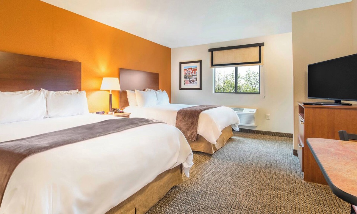 Monaca Hotel | 3 Fully Equipped Rooms – Minutes from Beaver Heritage Museum