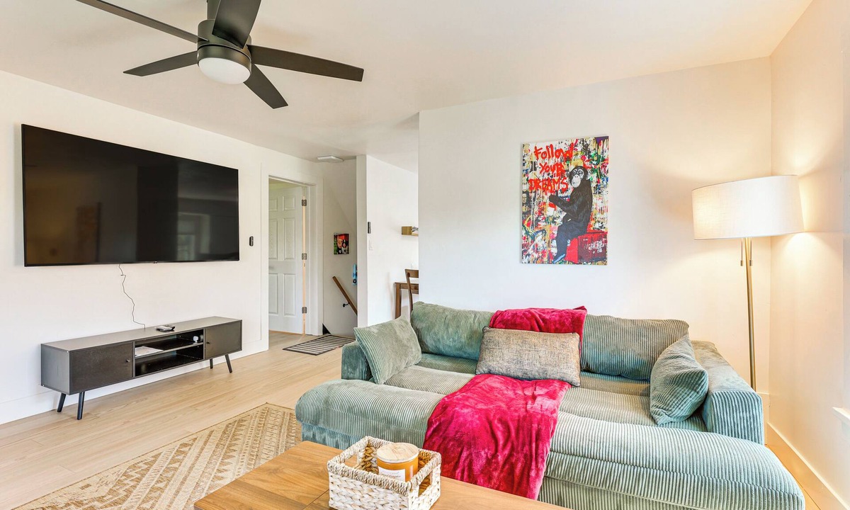 Youngstown Apartment | 3 Mi to Downtown Youngstown: Apt w/Deck!