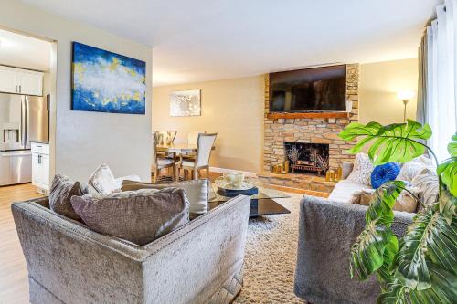 Pleasant Hills House | 3 Mi to South Park: Quiet Pittsburgh Area Getaway