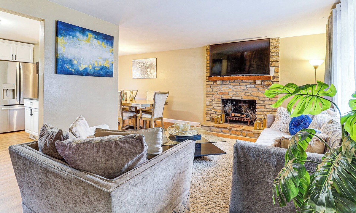 Pleasant Hills House | 3 Mi to South Park: Quiet Pittsburgh Area Getaway