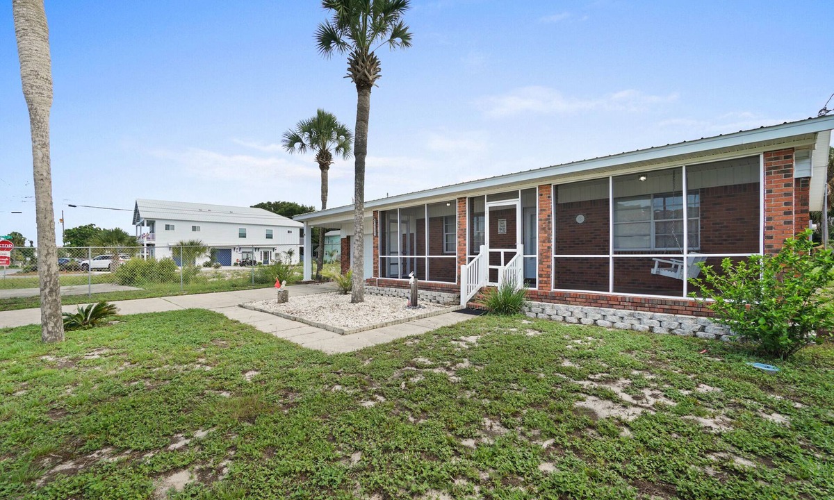 Laguna Beach Estates House | 3 minute walk to Gulf Beach- Florida Beach House Dog Friendly