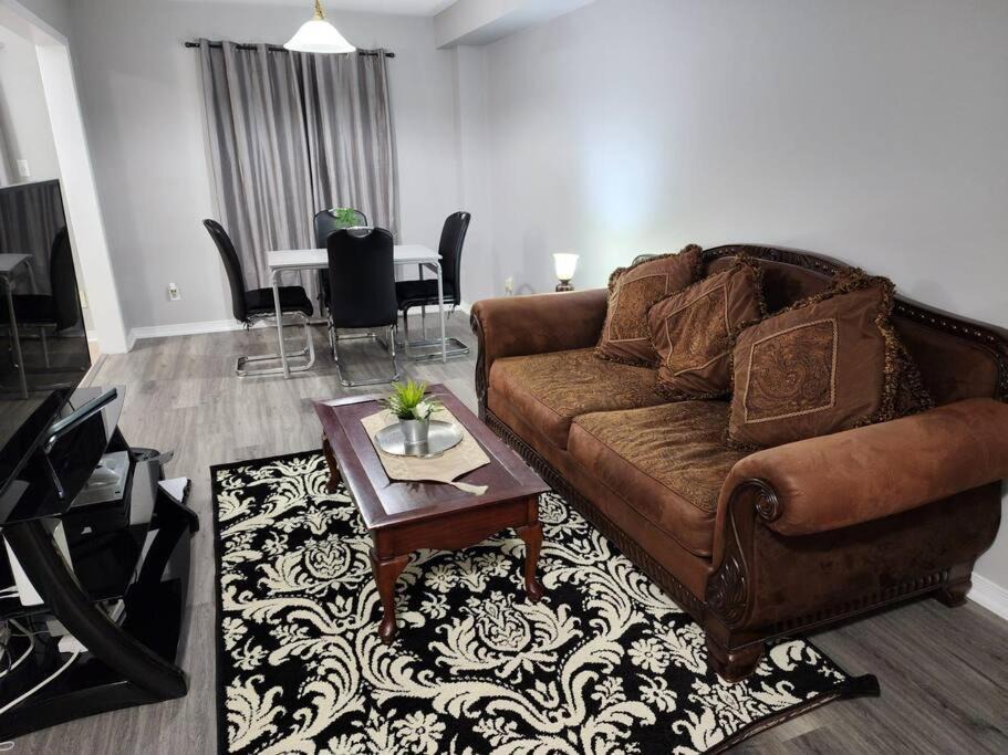 Churchill Meadows Apartment | 3Bdrm Home Near Ridgeway Food Hub & Shopping