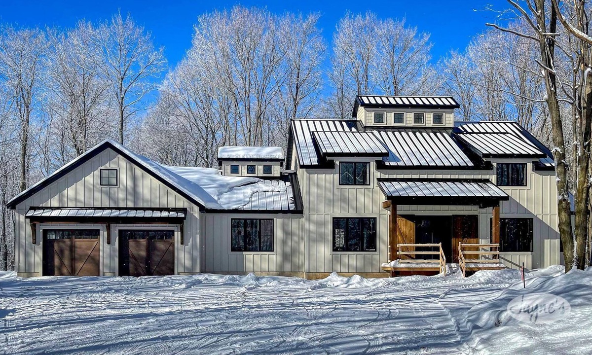 The Blue Mountains Ski Chalet | 4 bed 3 bath home Minutes to Blue Mountain! 25 acres! Privacy!