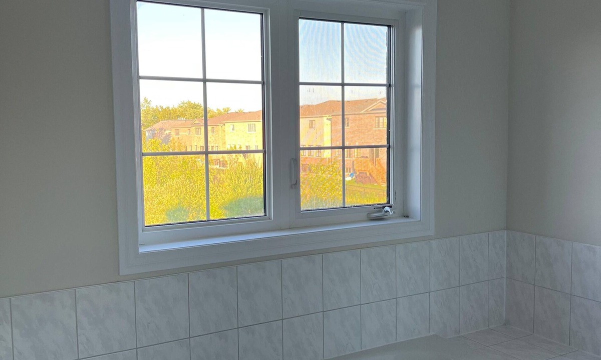 Stayner House | 4-bedroom, 4.5 bathroom in Stayner near beach and ski resort with WiFi and AC.