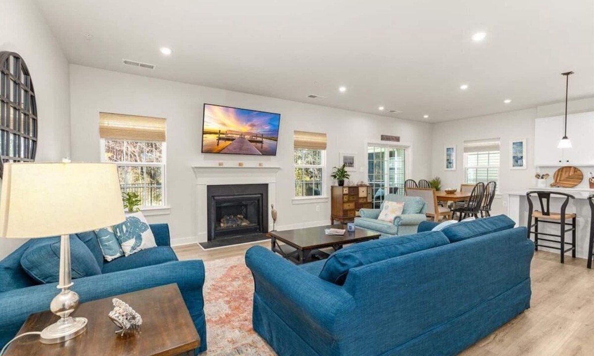 Bayside House | 4-bedroom house in charming Berlin with 2 pools, Fishing pier, and fitness room