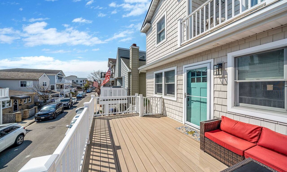 Long Beach House | 4 Bedroom House Minutes from the beach!