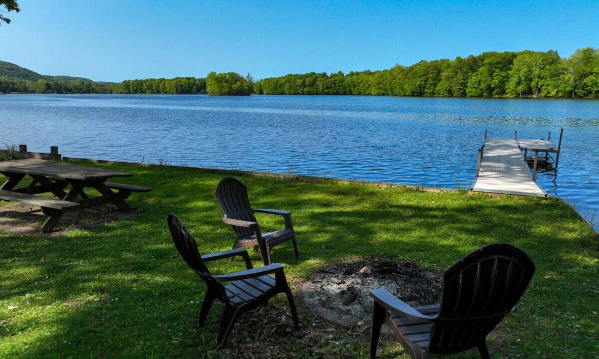 Tully House | 4 BR/2.5 BA Lake House | Pets OK | Fire Pit | Dock
