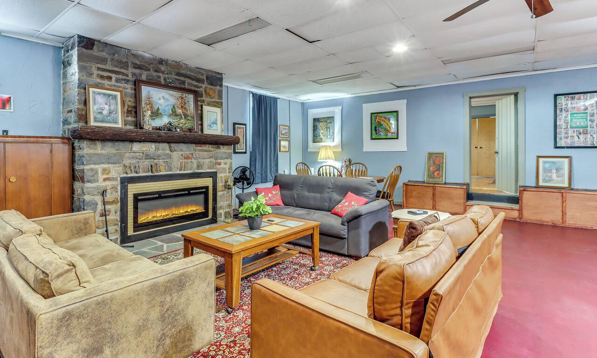 Summit Hill Apartment | 4 Mi to Mauch Chunk Lake: Spacious Apt w/Bar!