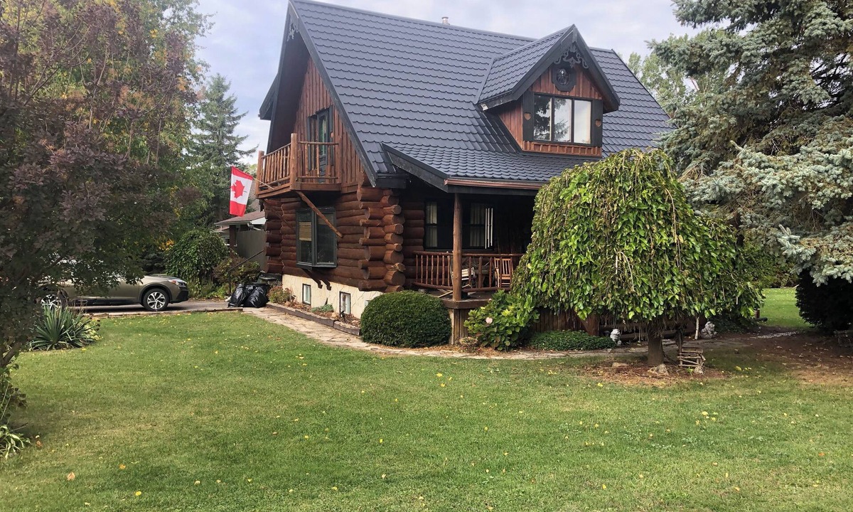 Southampton Cottage | 4 Season/4 bedroom Log Home in Southampton. Walking distance to downtown/beach