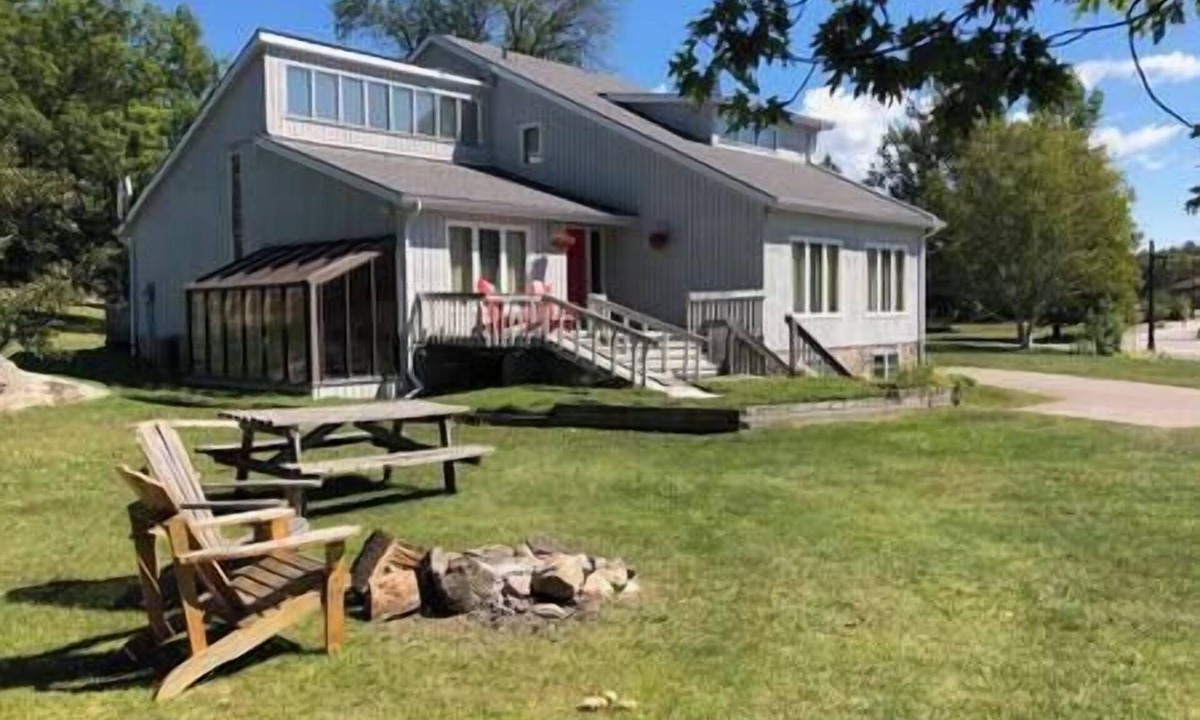 Honey Harbour House | 5 Bedroom Cottage on Georgian Bay - The Victoria