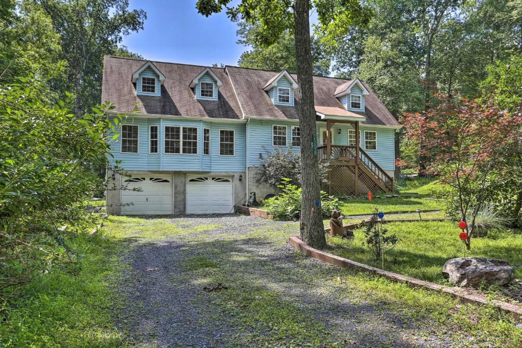 Henryville House | 5 Mi to Camelback: Henryville Home w/Hot Tub!