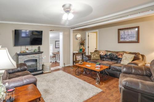 Independence House | 5 Mi to Sardis Lake! Relaxed Stay Near Outdoor Fun