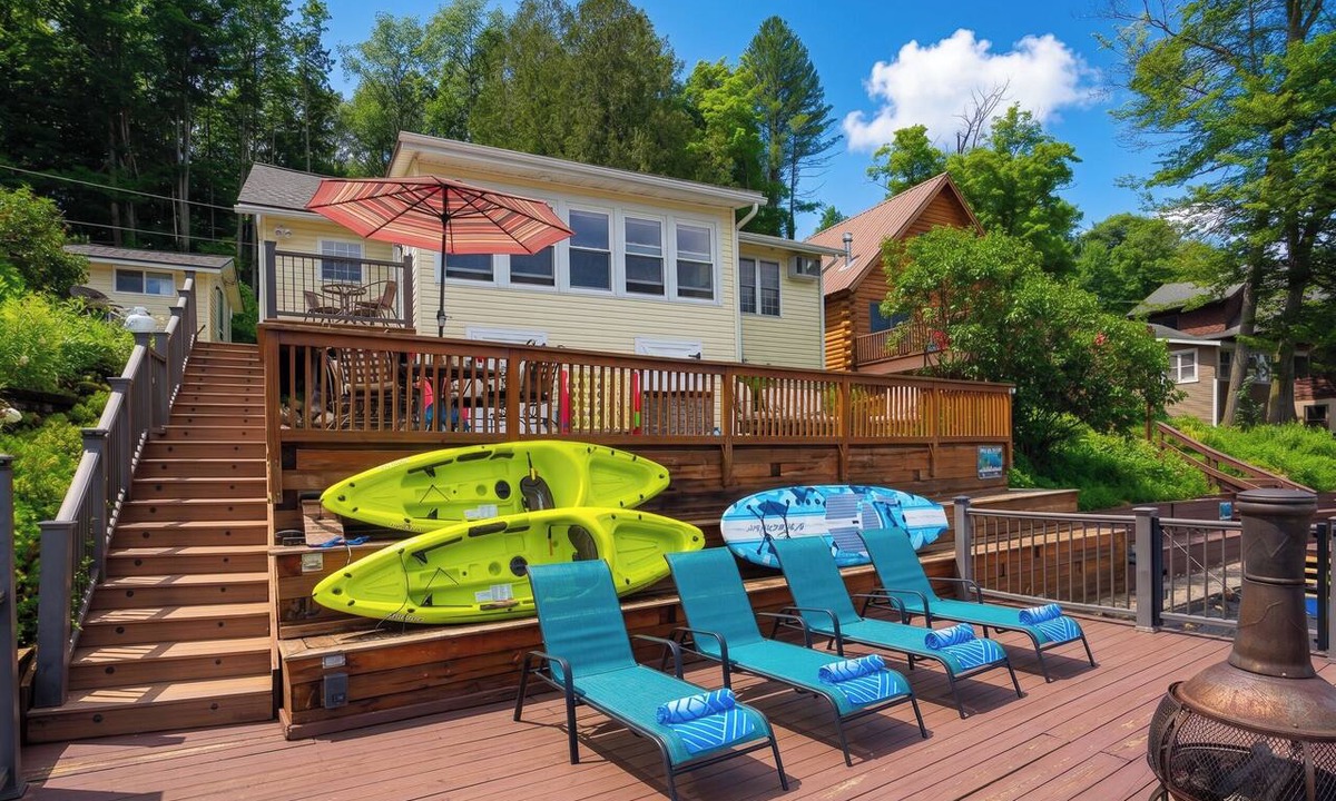 Hamilton House | 5 Min to Colgate, Sleeps 6, Kayaks, Fire Pit