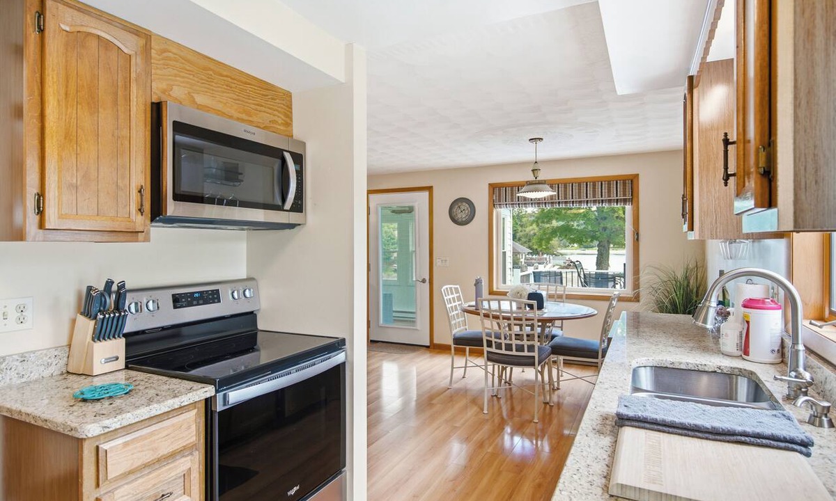 Hamilton House | 5 Min to Colgate, Sleeps 8, Game Room, Sauna
